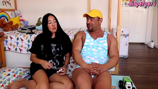 Брюнетка с мужем сидят дома и общаются о сексе