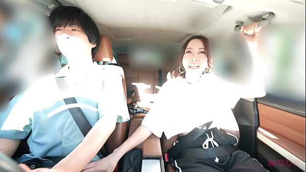 Молодые японские молодожены в машине занимаются сексом